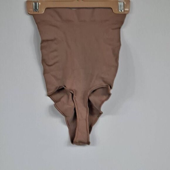 Skims Sculpting shapewear bottom Nwot - Picture 4 of 7